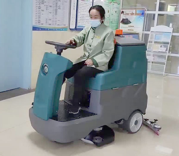 室內駕駛洗地車