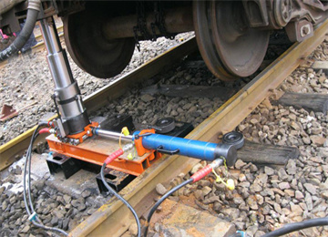 F-150型液壓復(fù)軌器