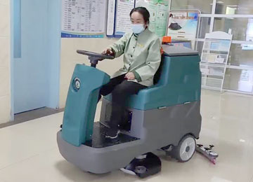 室內駕駛洗地車