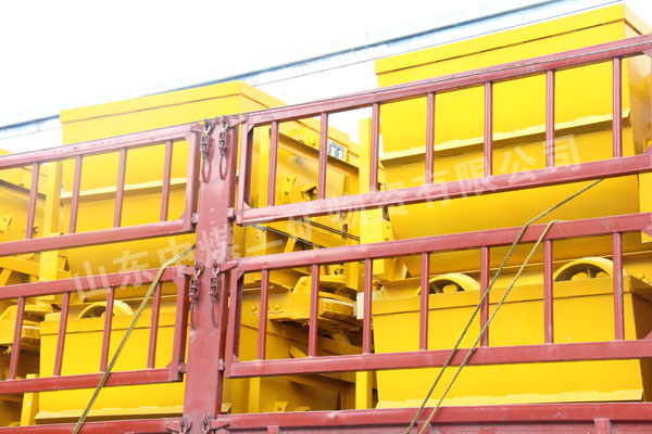 /山東中煤工礦集團自主生產的側卸式礦車運往山西省某礦/