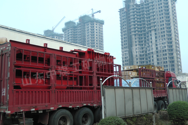 /山東中煤工礦集團(tuán)一批大型礦建設(shè)備起運(yùn)山西/